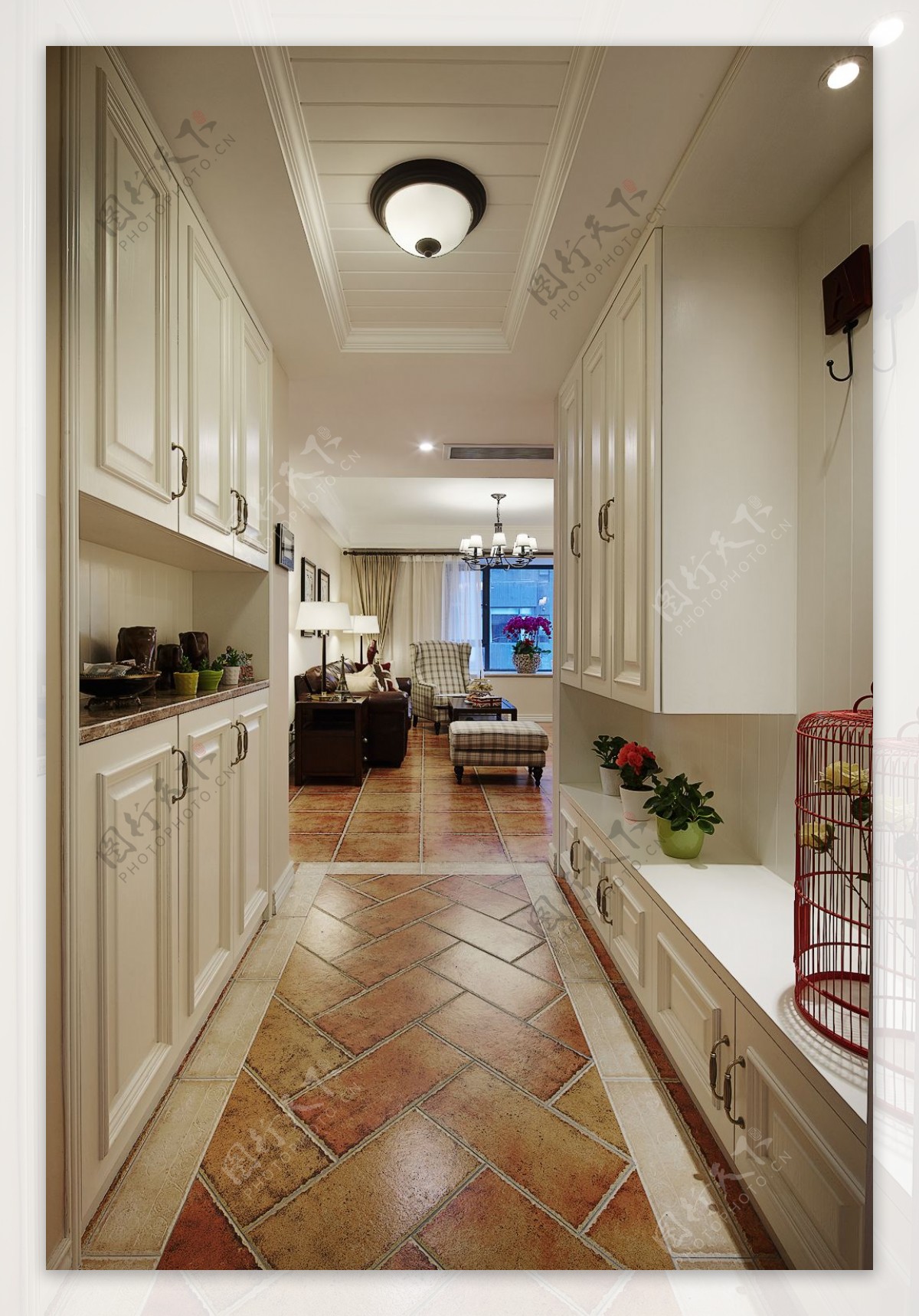 现代简约客厅厨房黄褐色地板室内装修效果图
