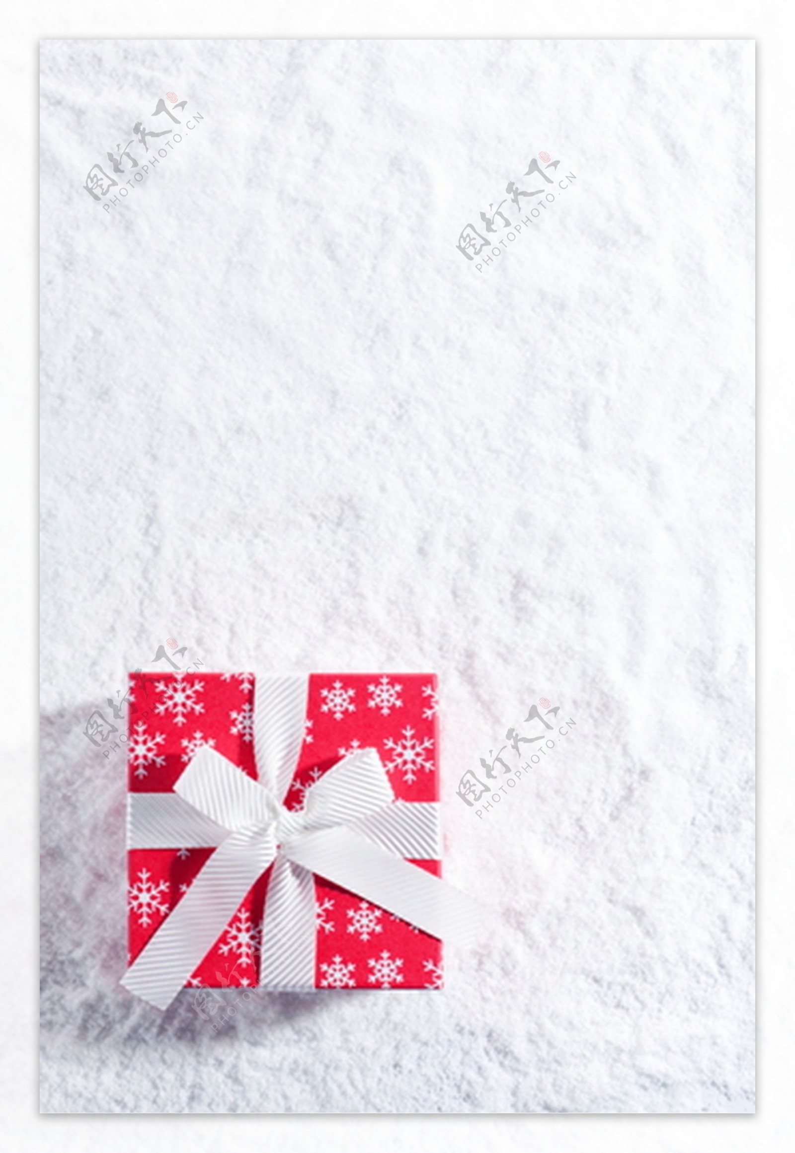 白色雪地上的礼物背景图片素材