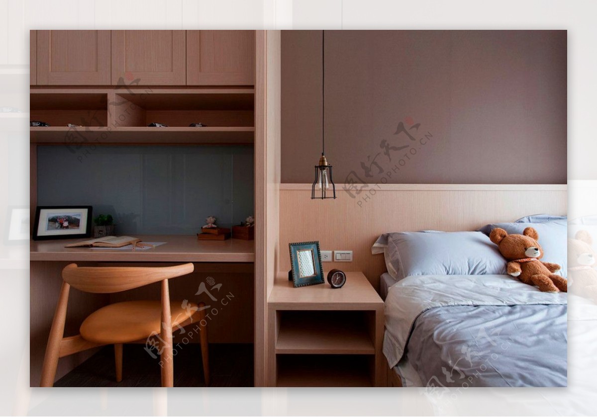 现代清新卧室蓝色花纹地毯室内装修效果图