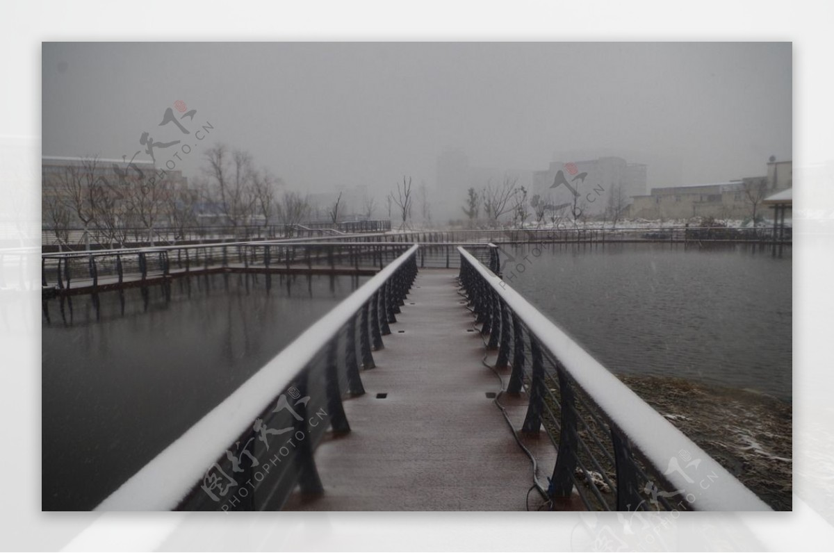 冬雪中的小桥