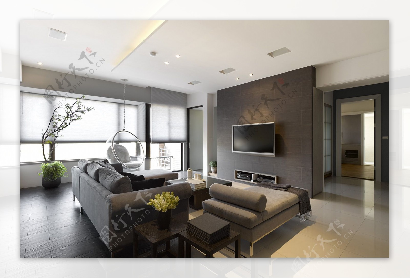 现代轻奢客厅深褐色背景墙室内装修效果图