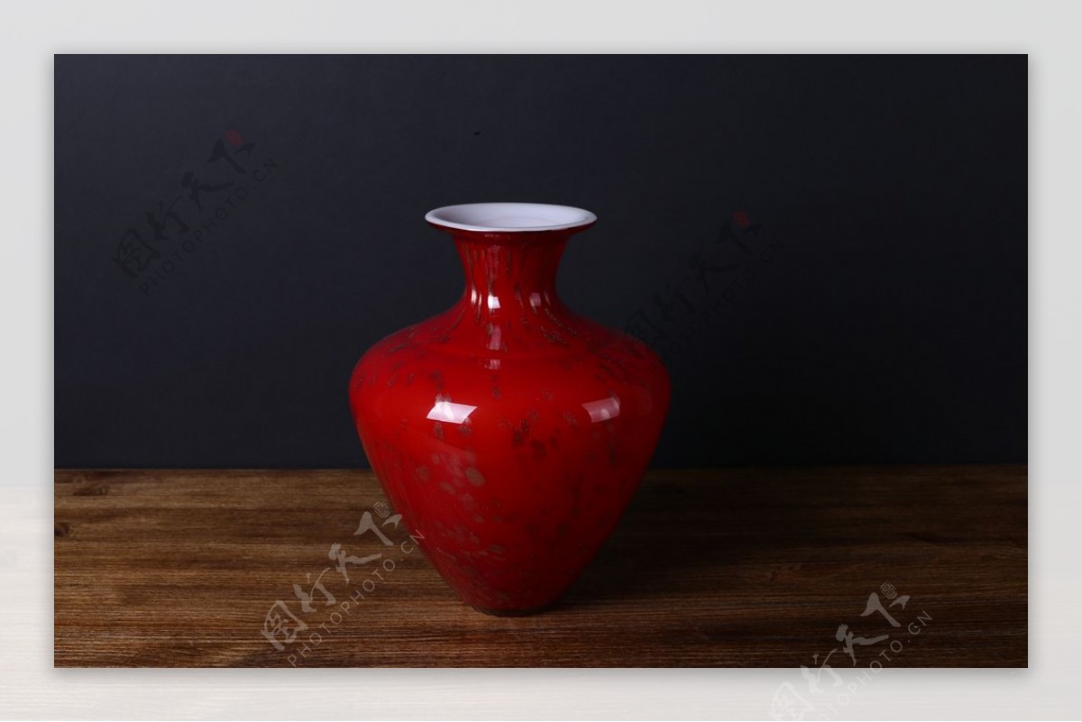 红色陶瓷花瓶