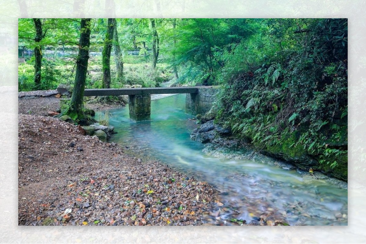 山涧溪流