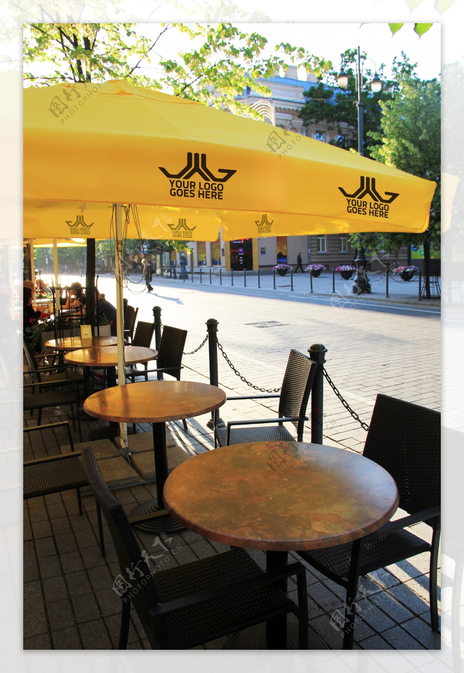 咖啡厅户外黄色遮阳伞增加logo样机