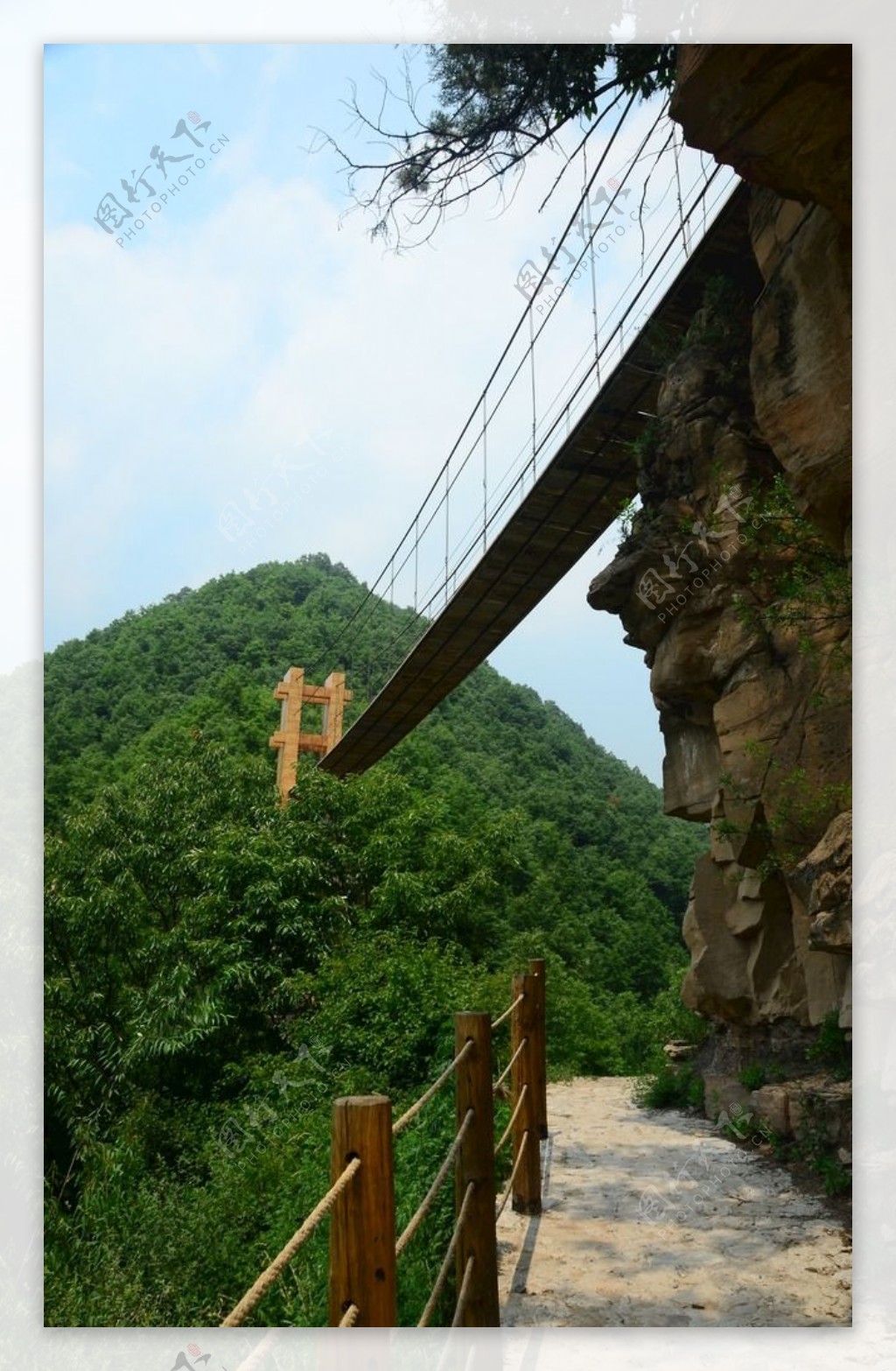高山上的吊桥