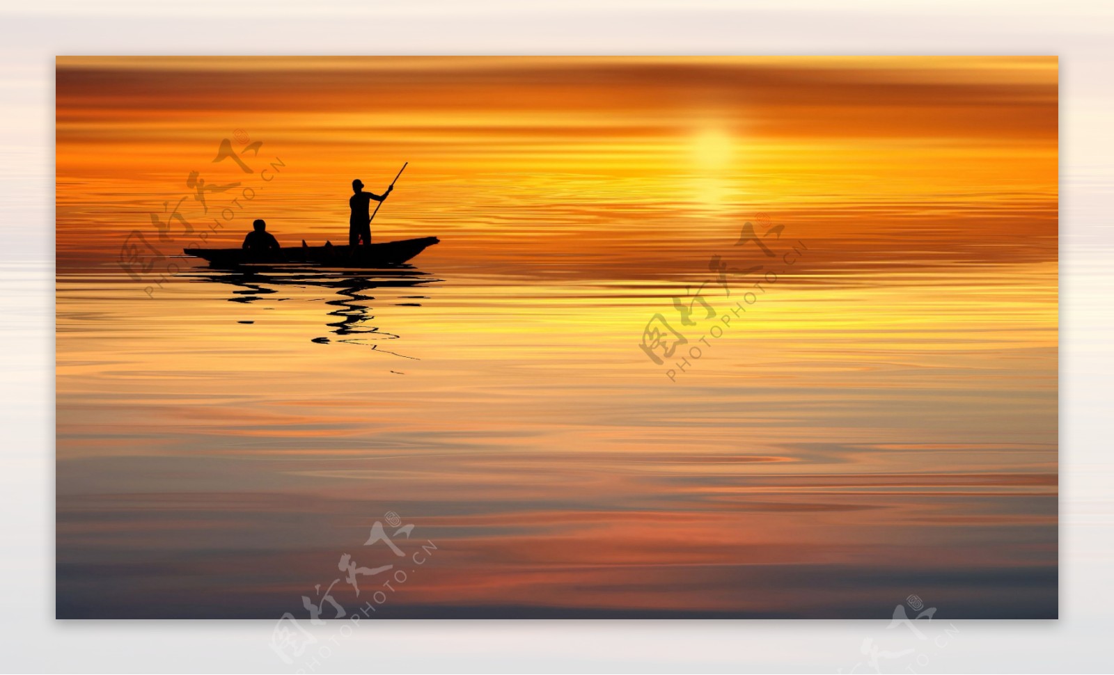 夕阳下划船剪影