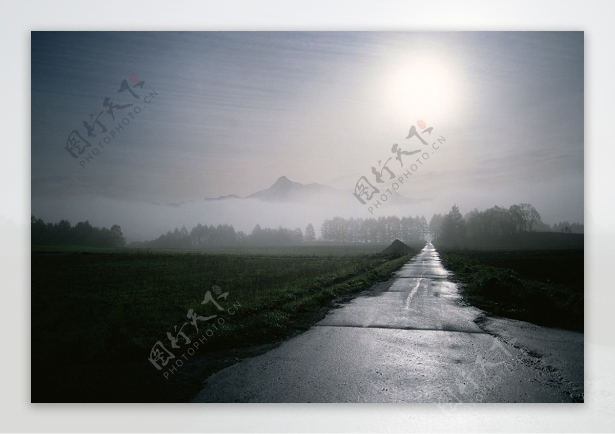 下雨前的田野风光道路风景