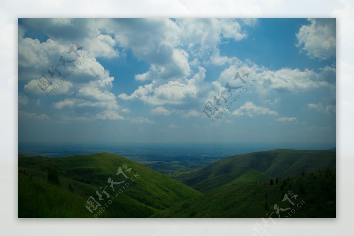 蓝天白云下的大山美景