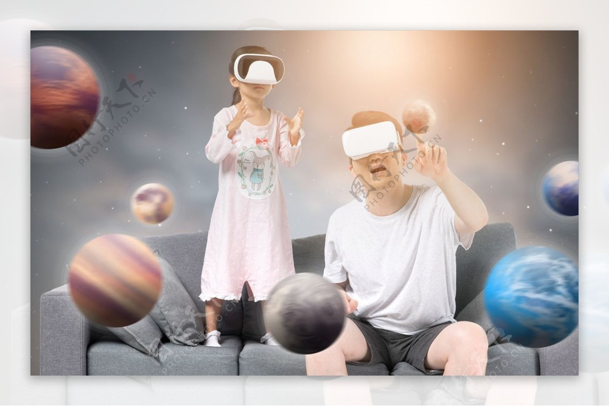 父女一起玩VR眼镜