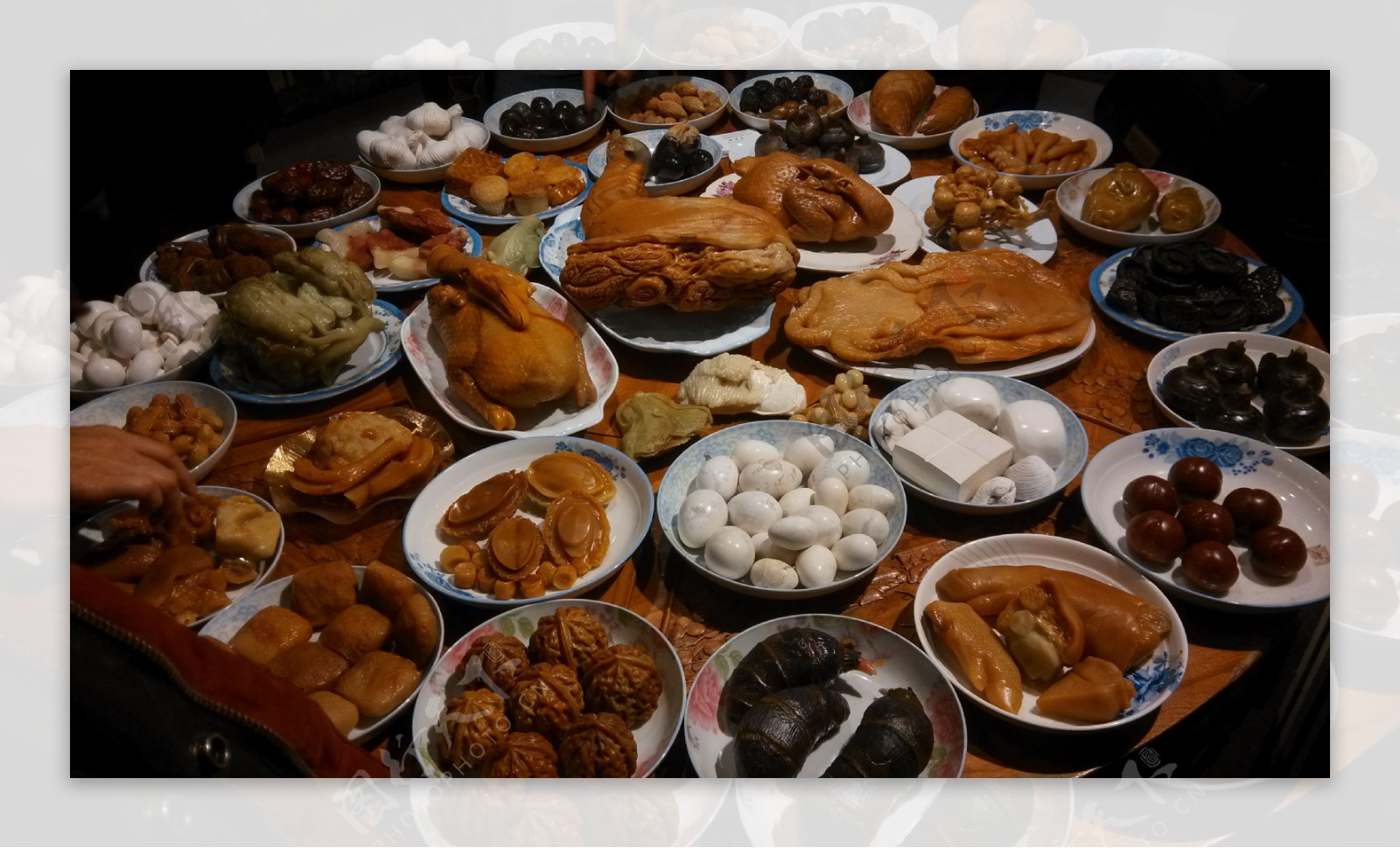 满汉全席@丁瑜家盛宴 | 幸福的我们,又去丁瑜家吃大餐,一下子就摆出十个大菜.还有水果,蛋糕,甜汤,有了这么一位热情又慷… | Flickr