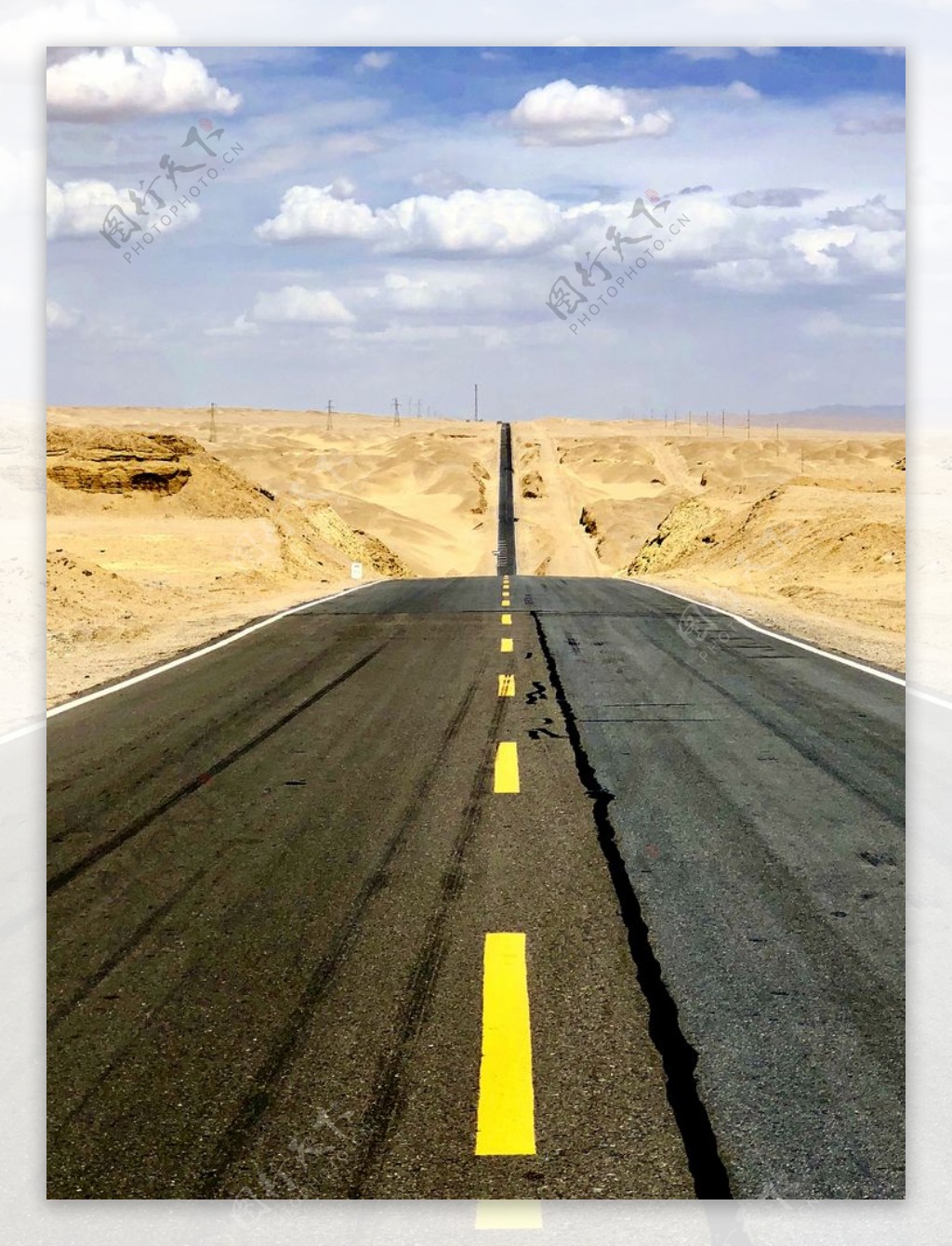 沙漠公路戈壁公路笔直的公路