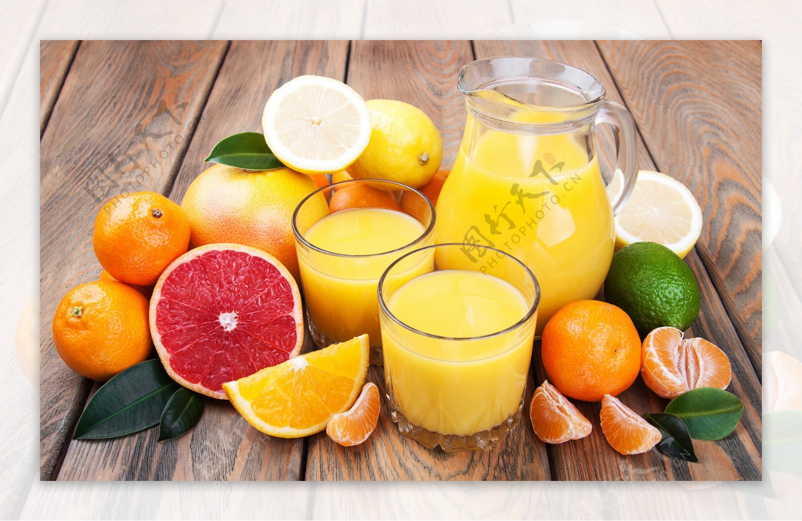 橙汁与切开的柚子与橙子