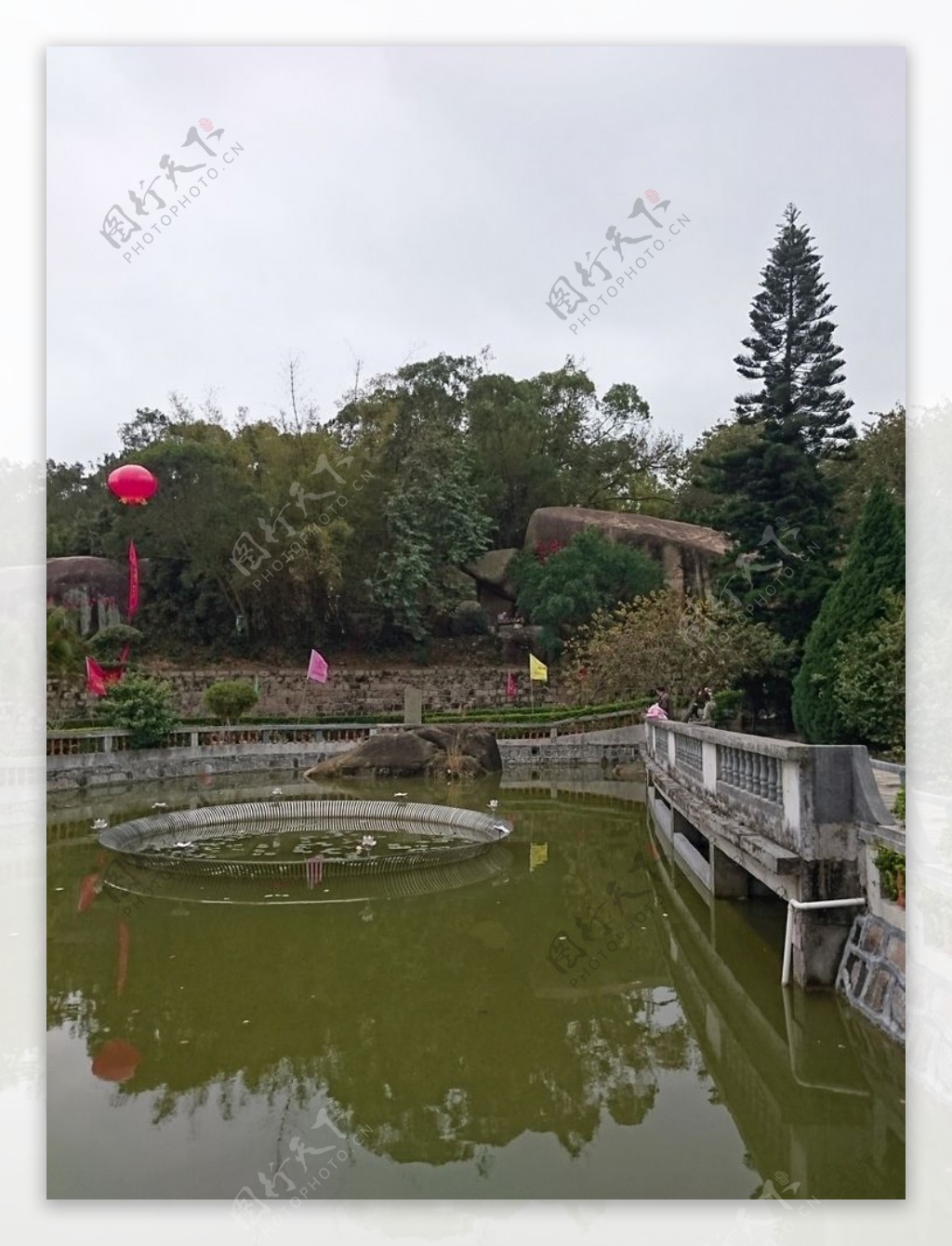 寺庙放生池