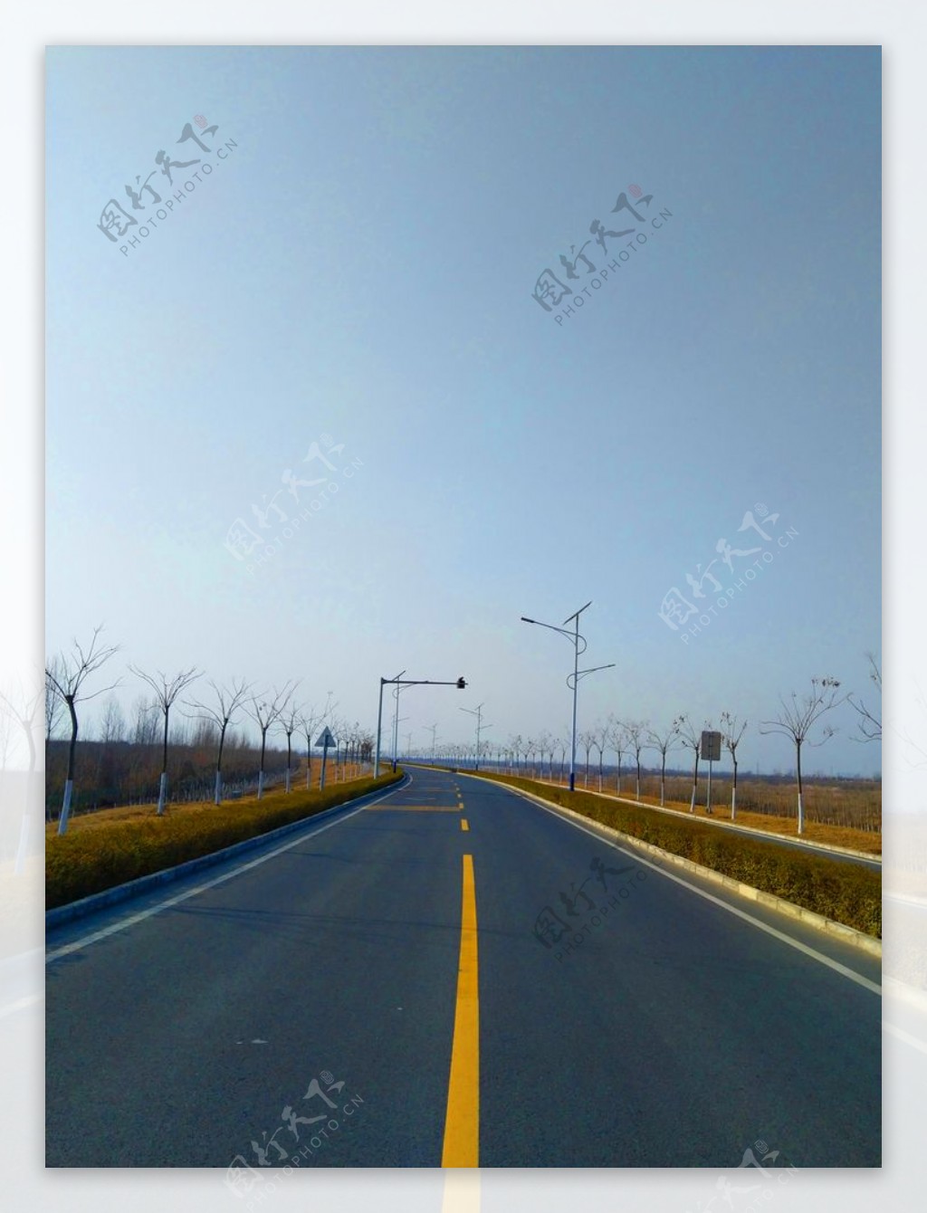 蓝天下的道路风景