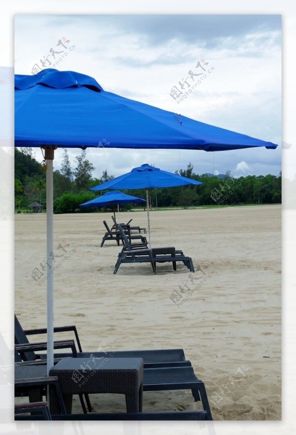 沙滩蓝色遮阳伞