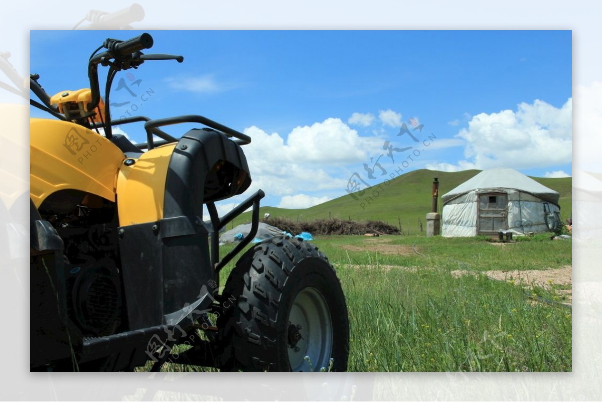 草原蒙古包摩托车天空