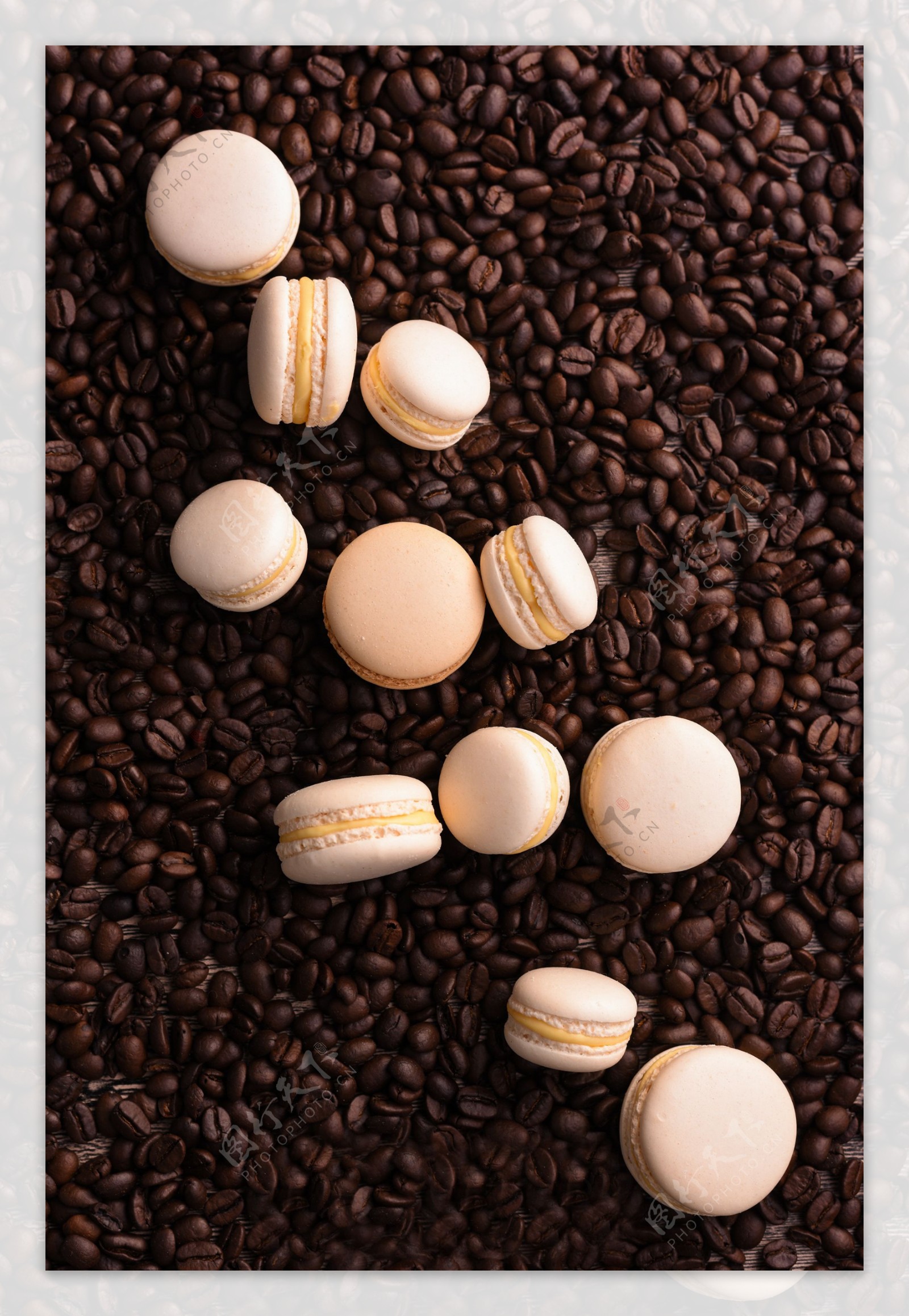 咖啡豆和马卡龙