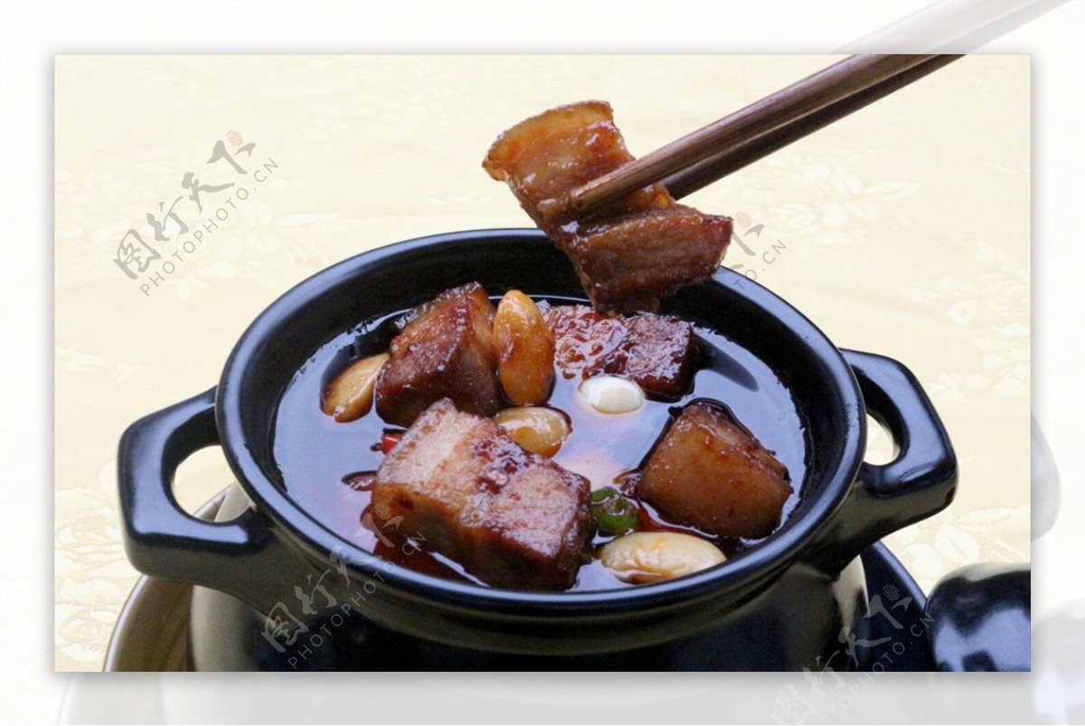 坛坛肉红烧肉筷子夹菜