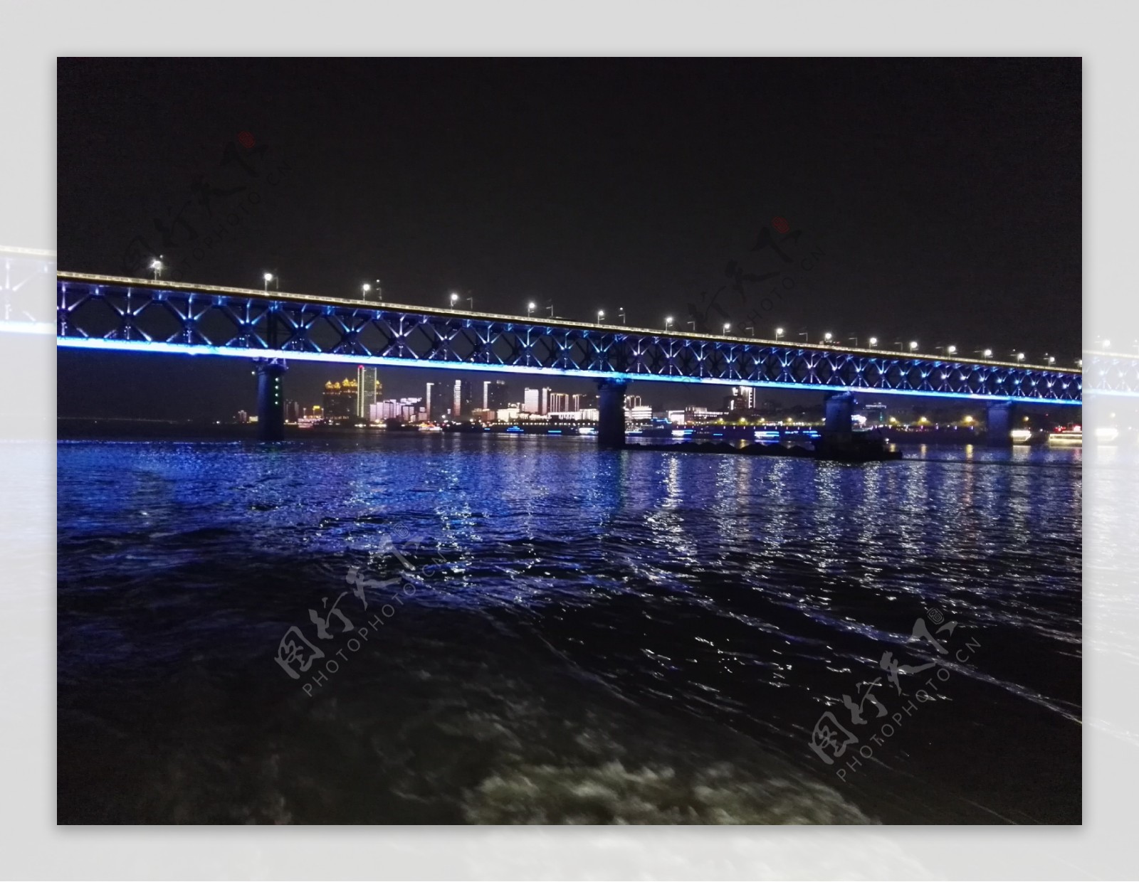 蓝色灯光下武汉长江大桥