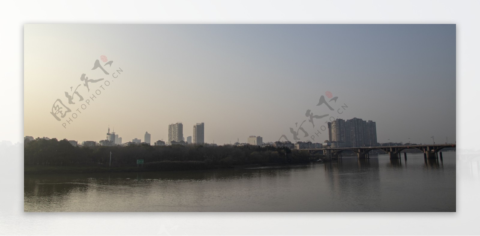 江面大桥城市摄影图