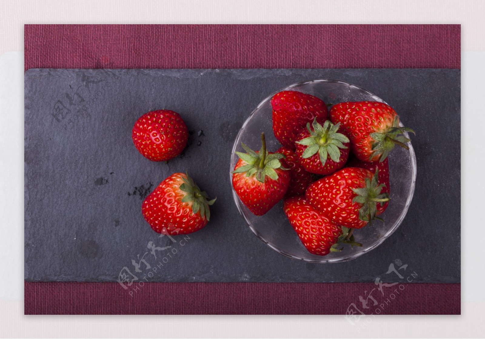 新鲜草莓实物图摄影图1
