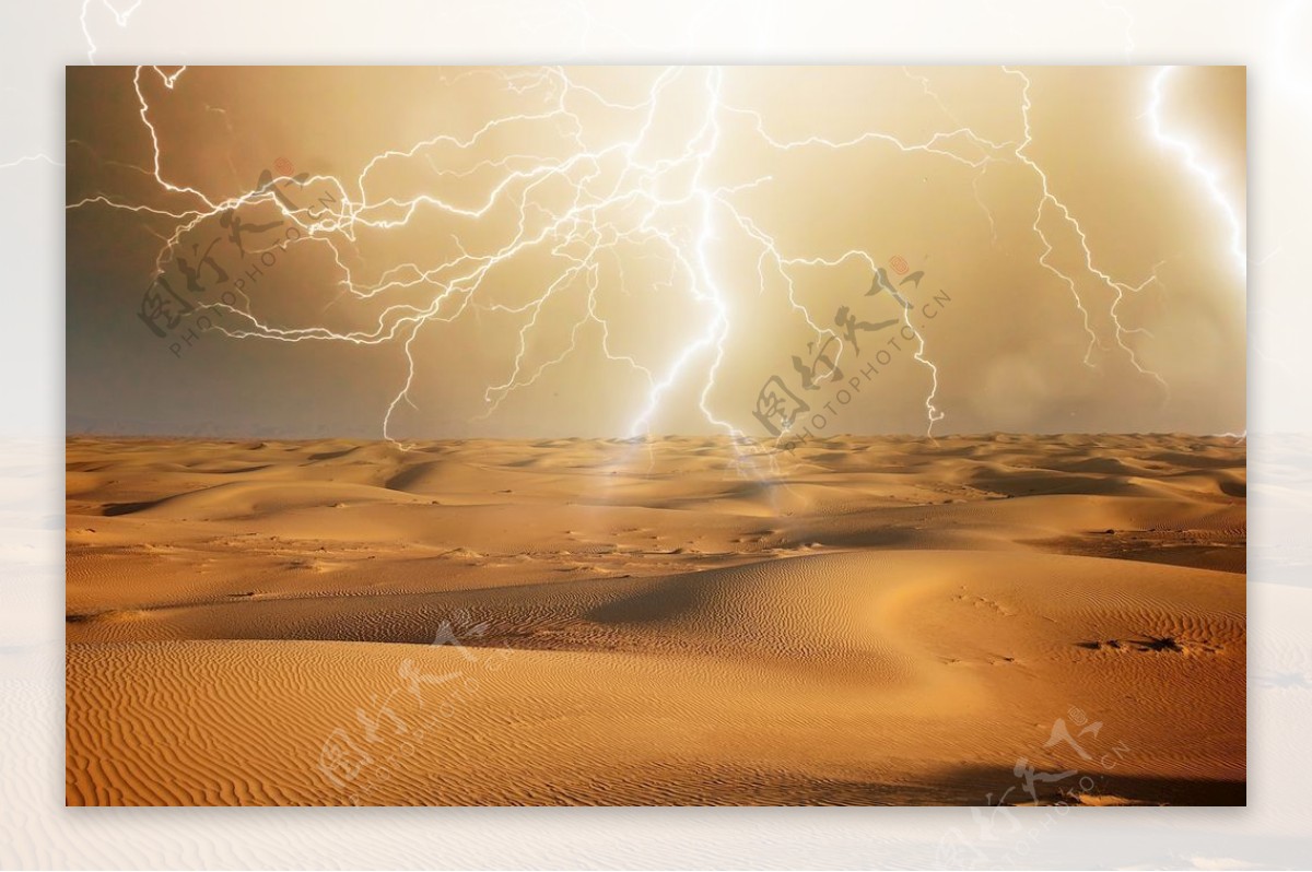 沙漠中的闪电风暴