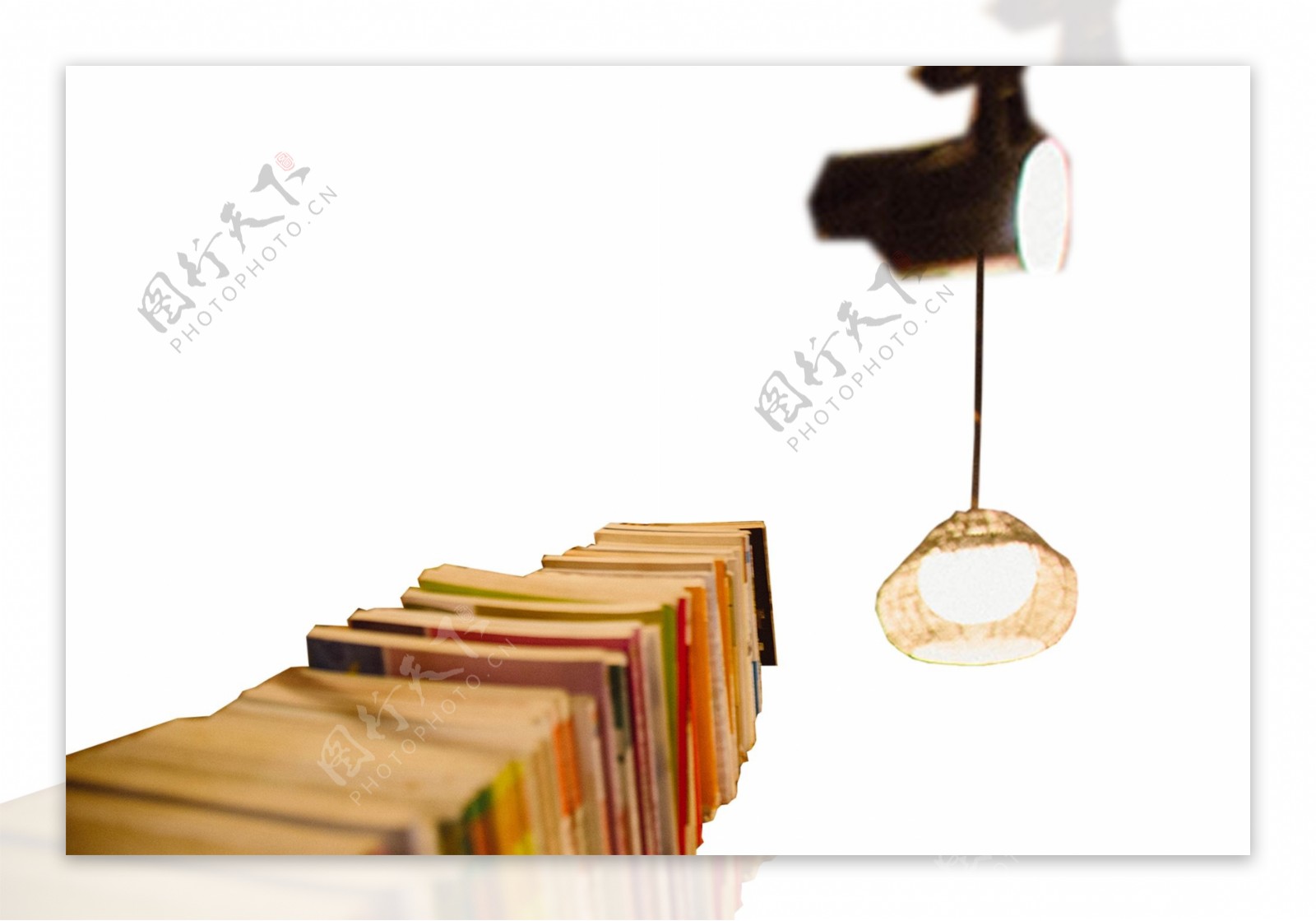 一摞书本和一个吊灯