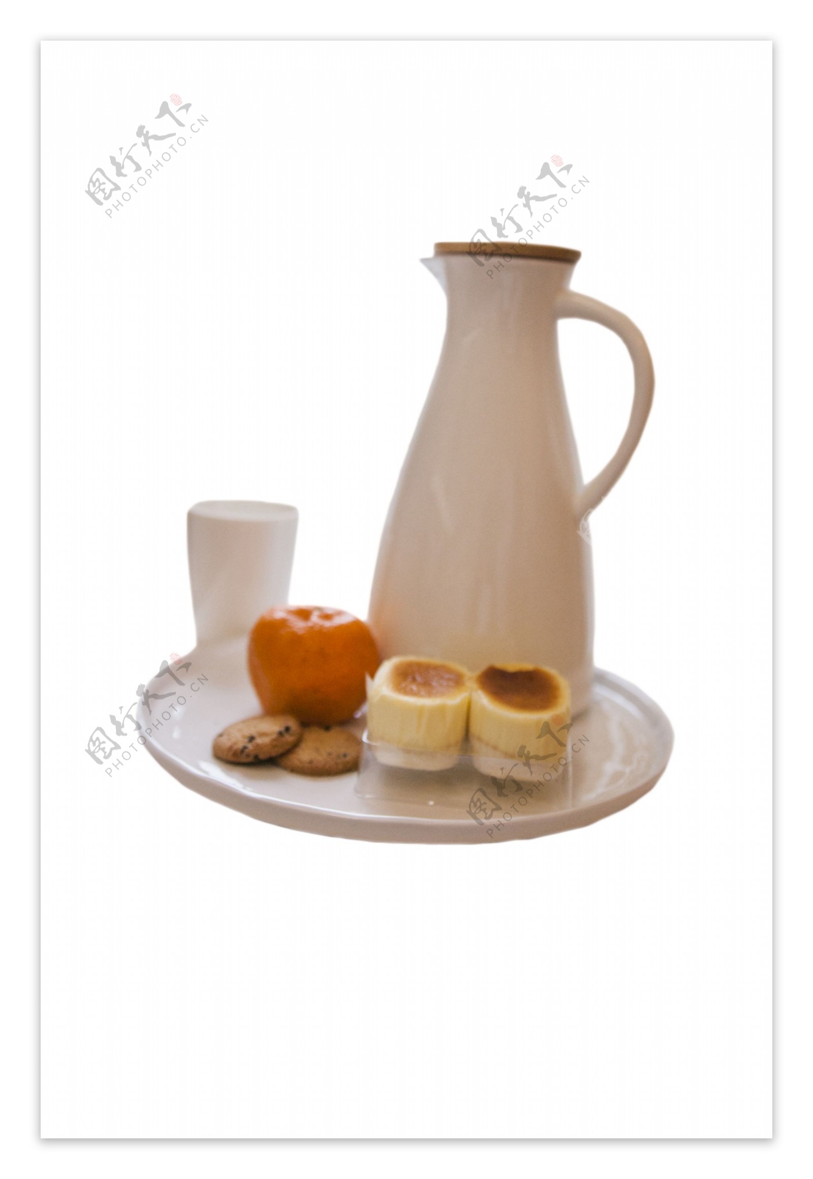 白色托盘橘子蛋糕暖水瓶桌子png素材