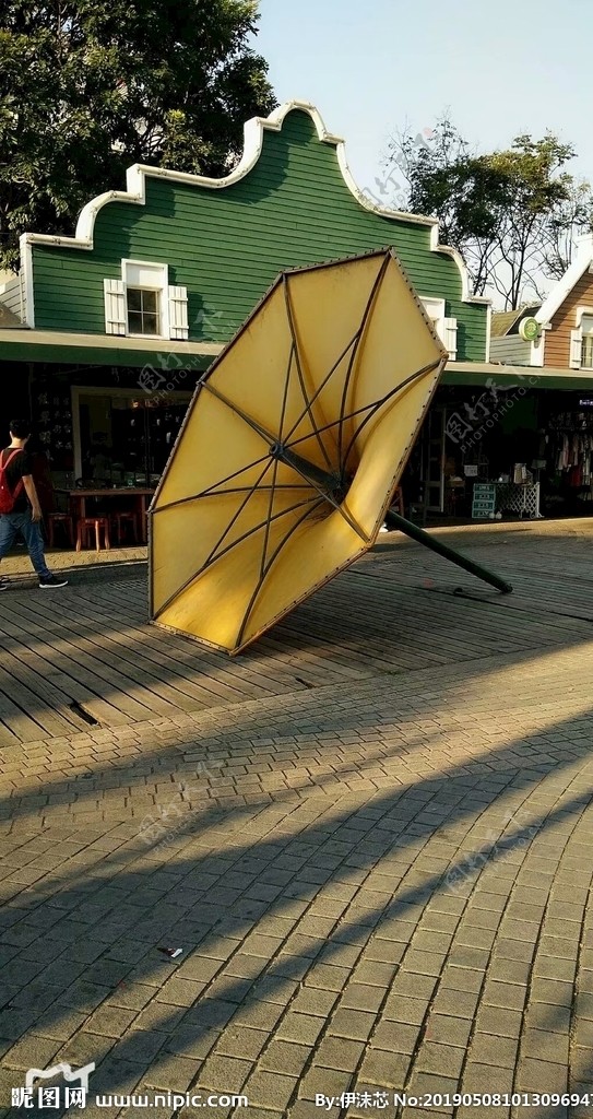 倒踏的伞