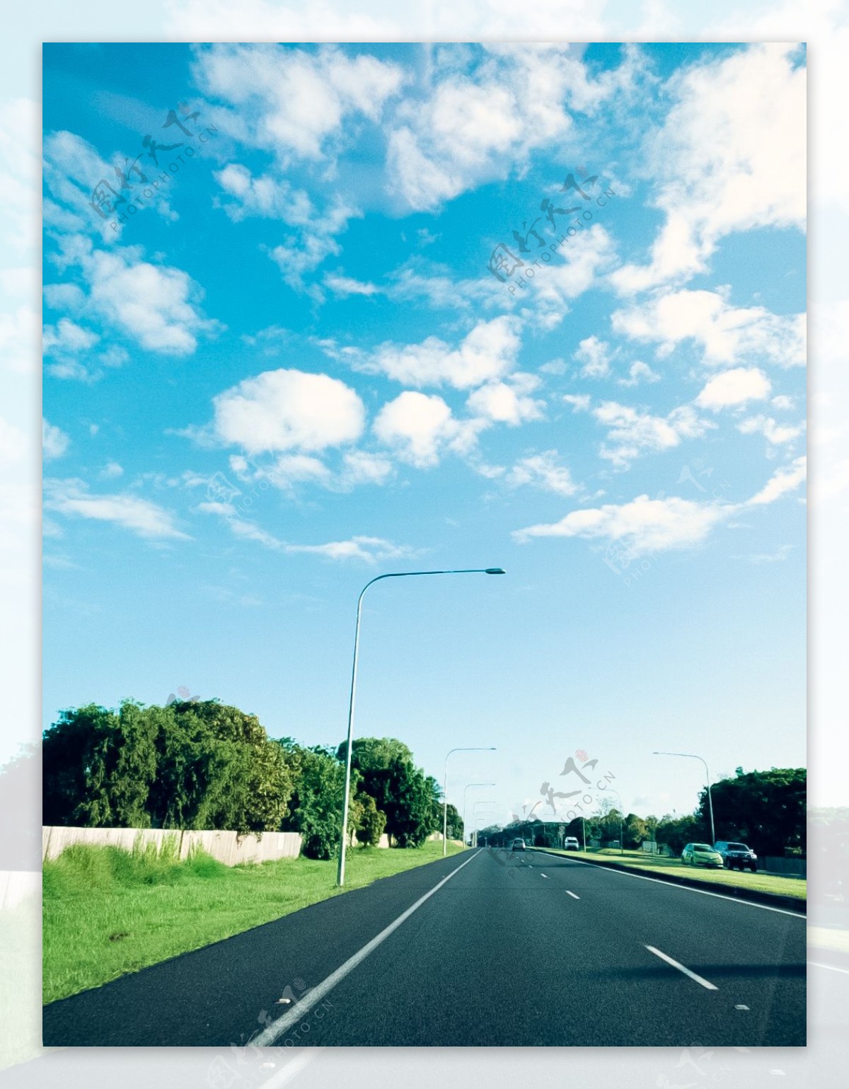 蓝天白云的夏日澳洲街景