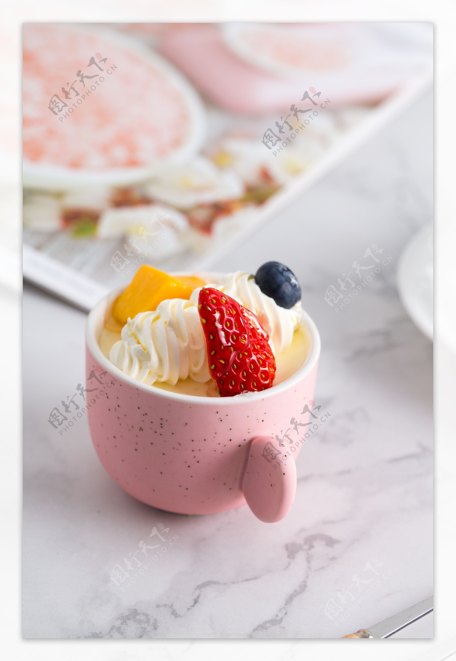 摄影图实物图粉色杯子水果蛋糕5