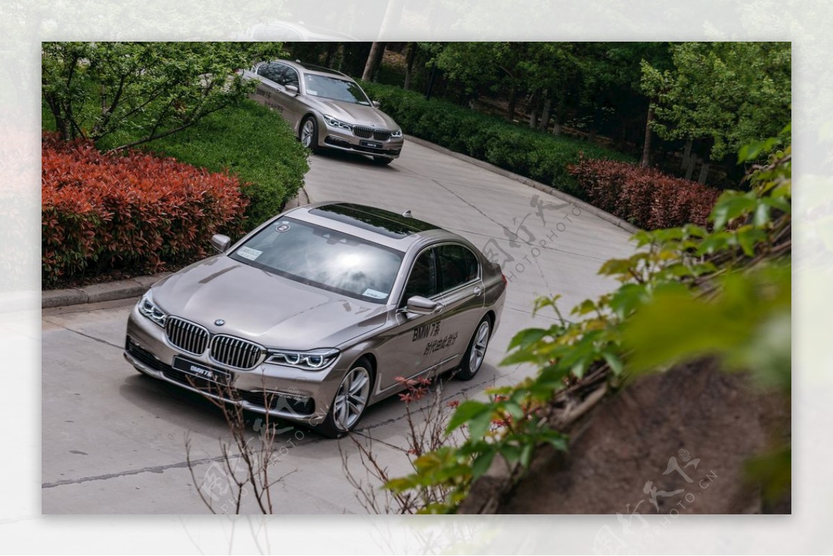 道路上行驶的BMW汽车