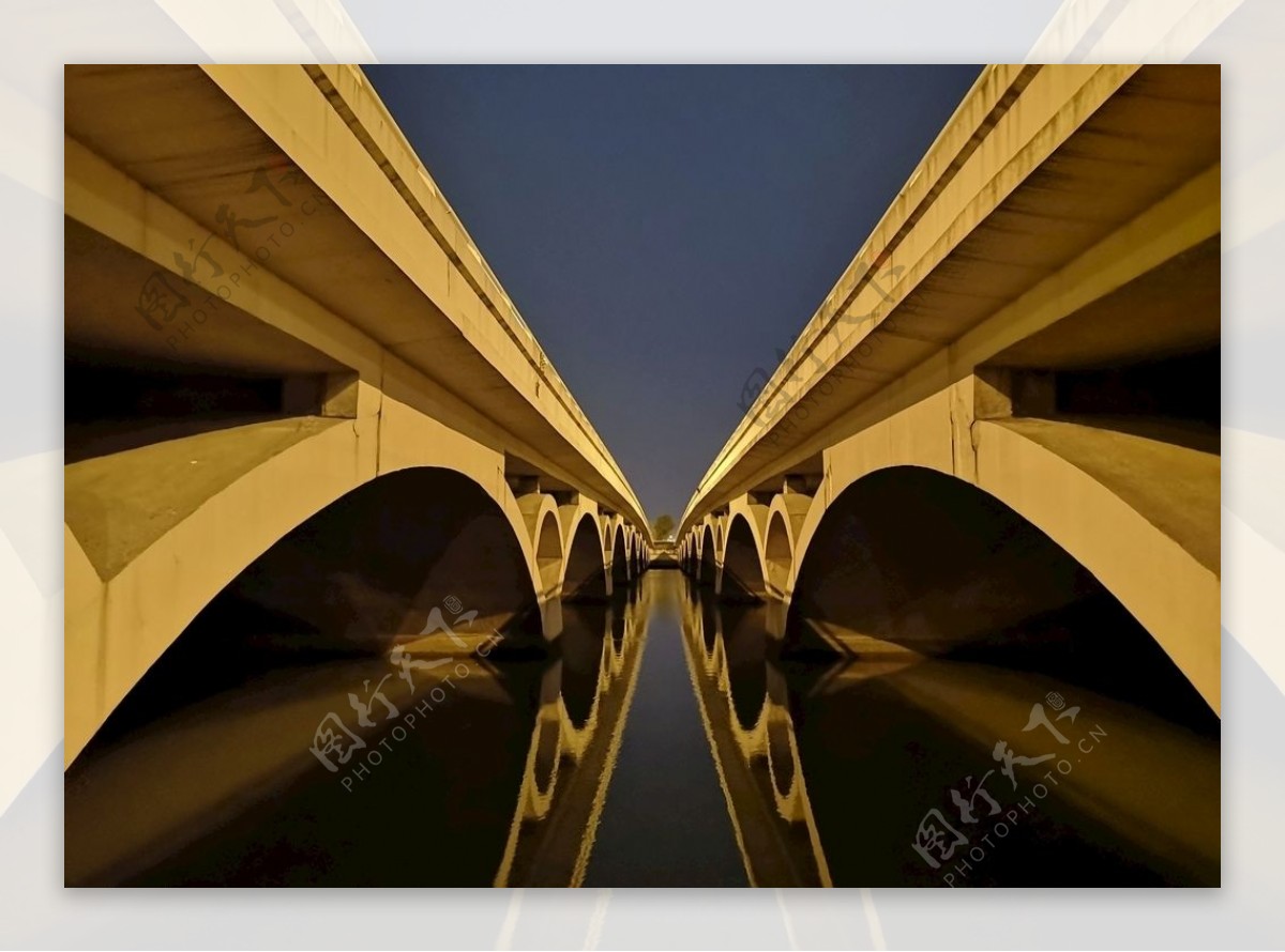 对称的大桥结构