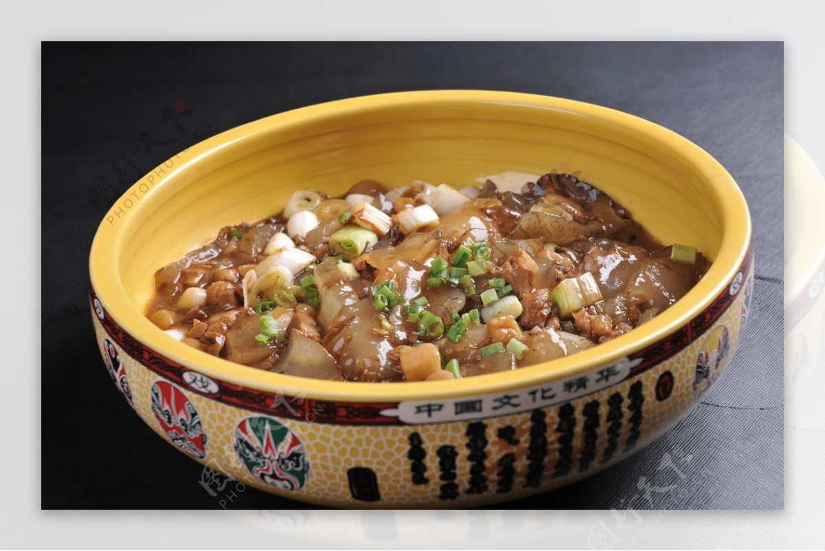 脆哨，是贵州人民的最爱之一。脆哨就是熬猪油时剩下的“油渣”