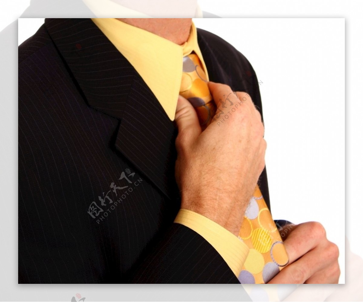 调整衣服的西装的年轻商人领带