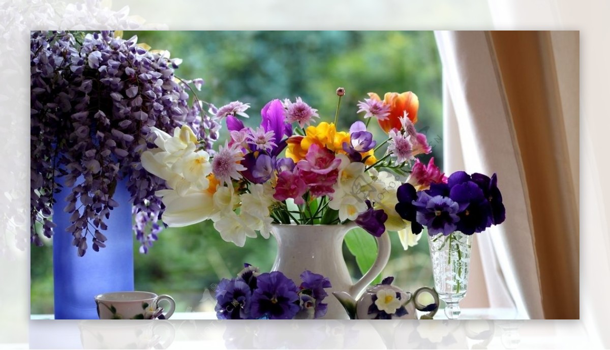 彩色鲜花花瓶窗台背景
