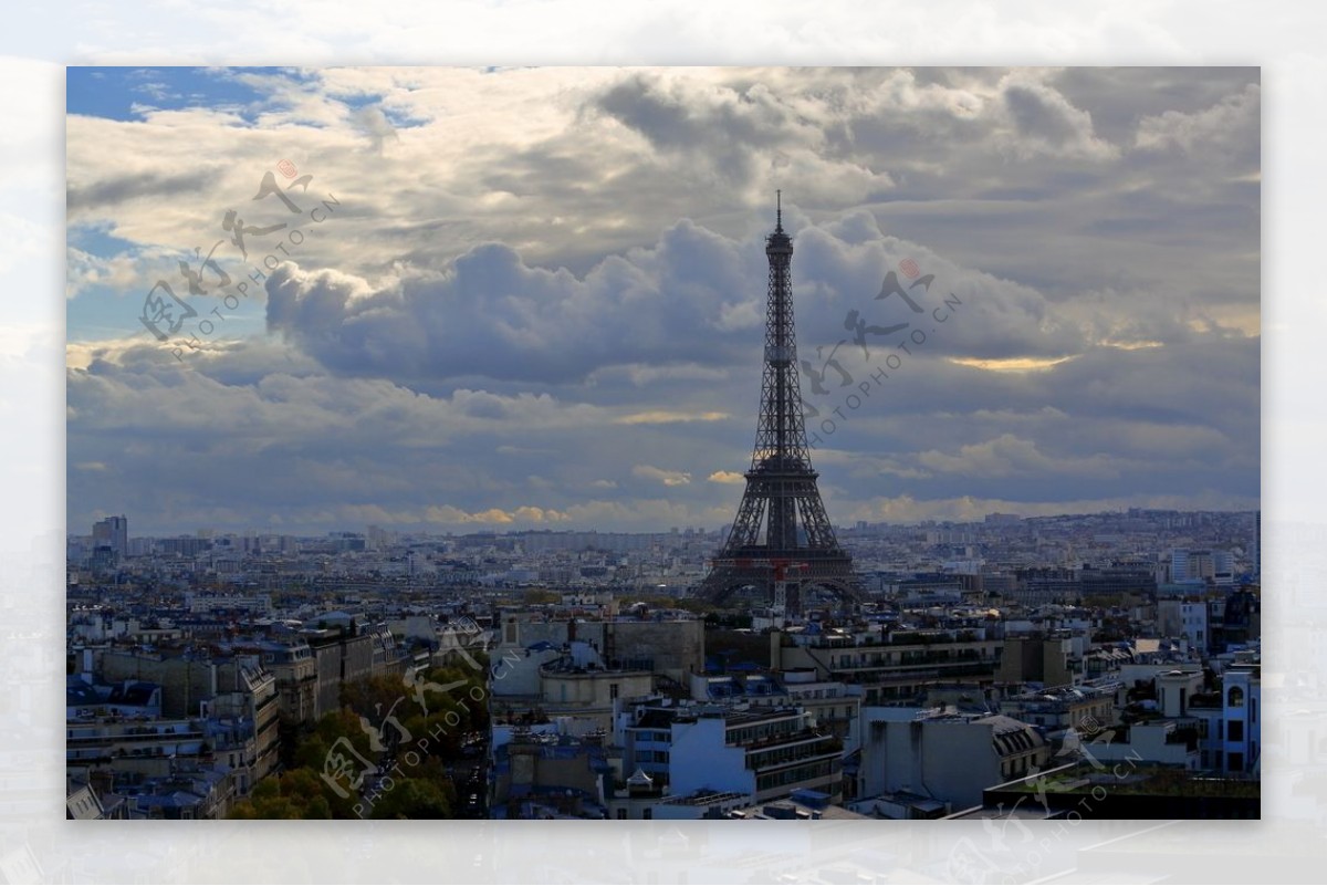 巴黎凯旋门上俯瞰埃菲尔铁塔