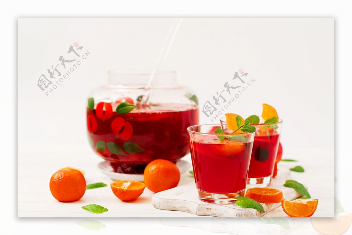 两杯红色水果饮料