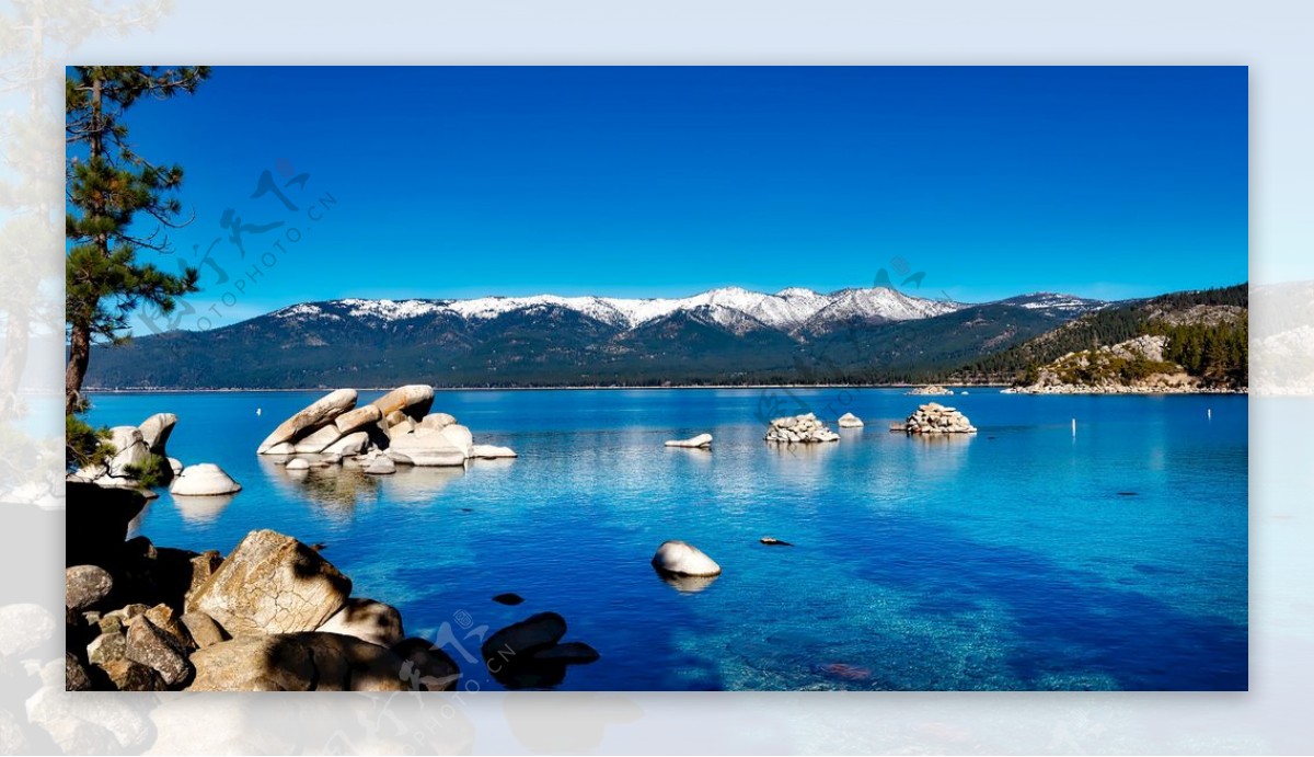 蓝天下湖泊中的岩石景观