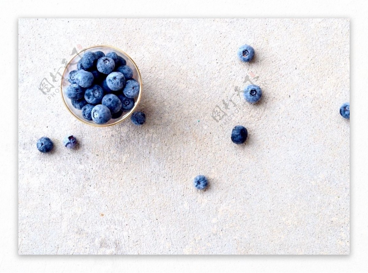 磨石桌面上的蓝莓