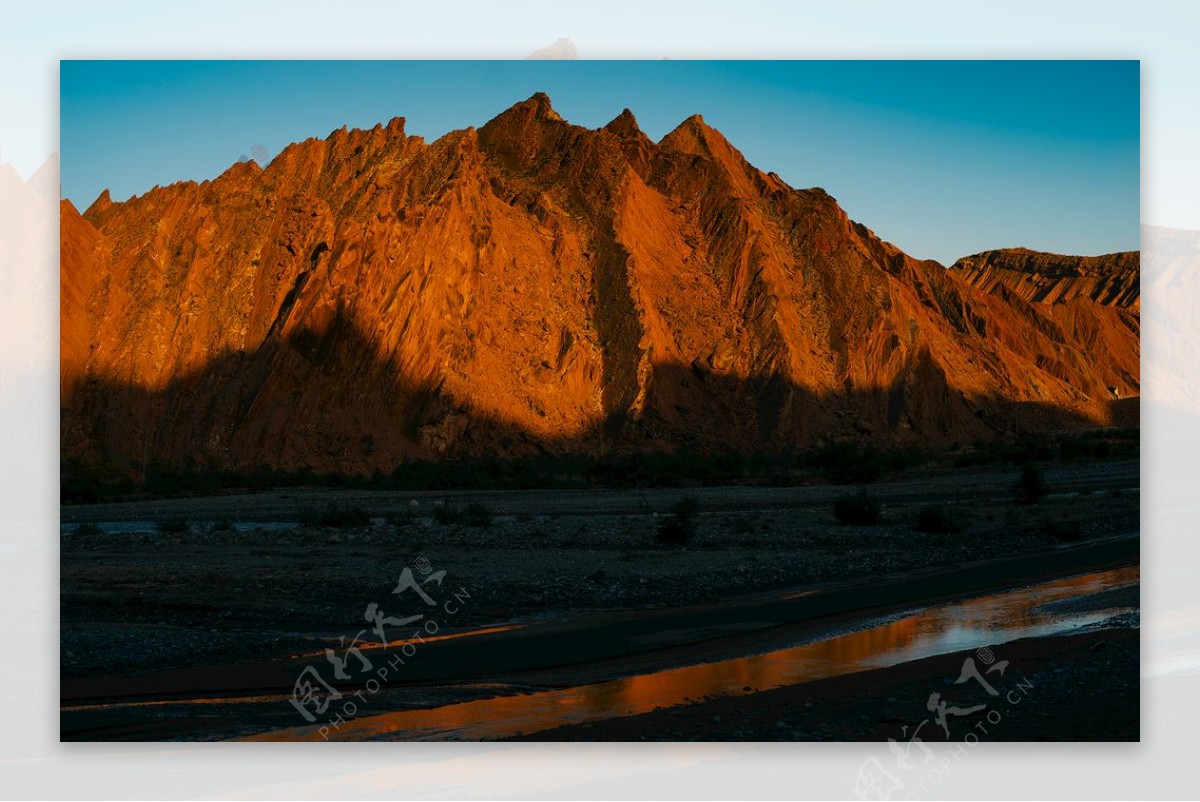 夕阳下的新疆红土山