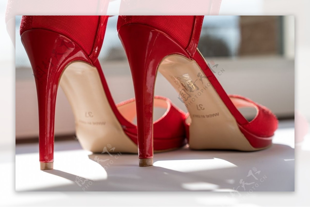 女鞋白色漆皮高跟鞋|摄影|产品摄影|新艺匠 - 原创作品 - 站酷 (ZCOOL)