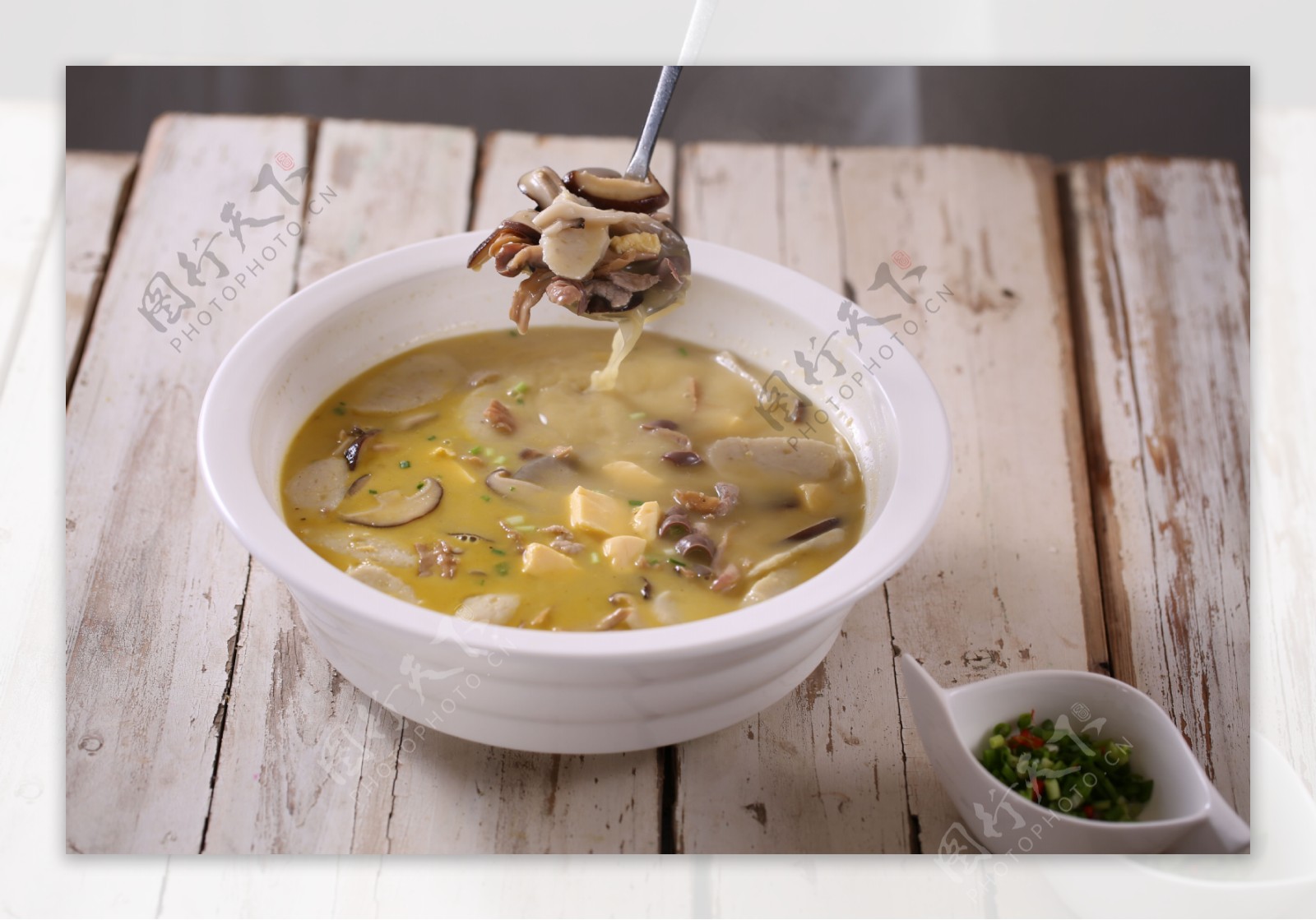 教你丝瓜三鲜汤的家常做法，汤汁浓白，汤鲜味美，做法超简单|丝瓜|瘦肉|鲜汤_新浪新闻