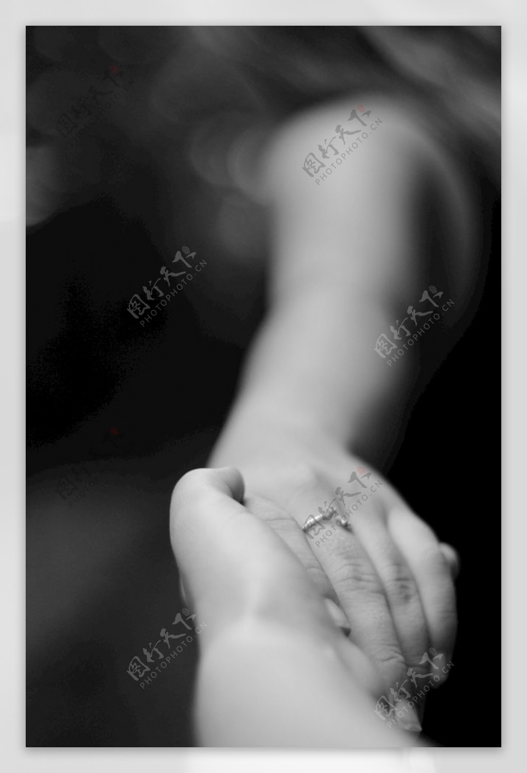 连续画一张快乐的年轻夫妇站在一起并手牵手. 爱情的夫妻 向量例证 - 插画 包括有 男人, 设计: 207076286