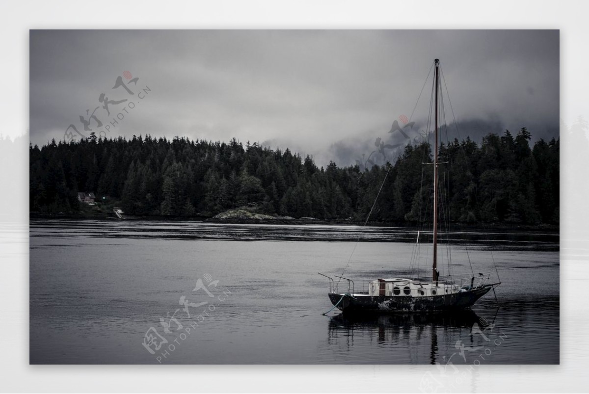 湖面小船黑白墙画背景素材