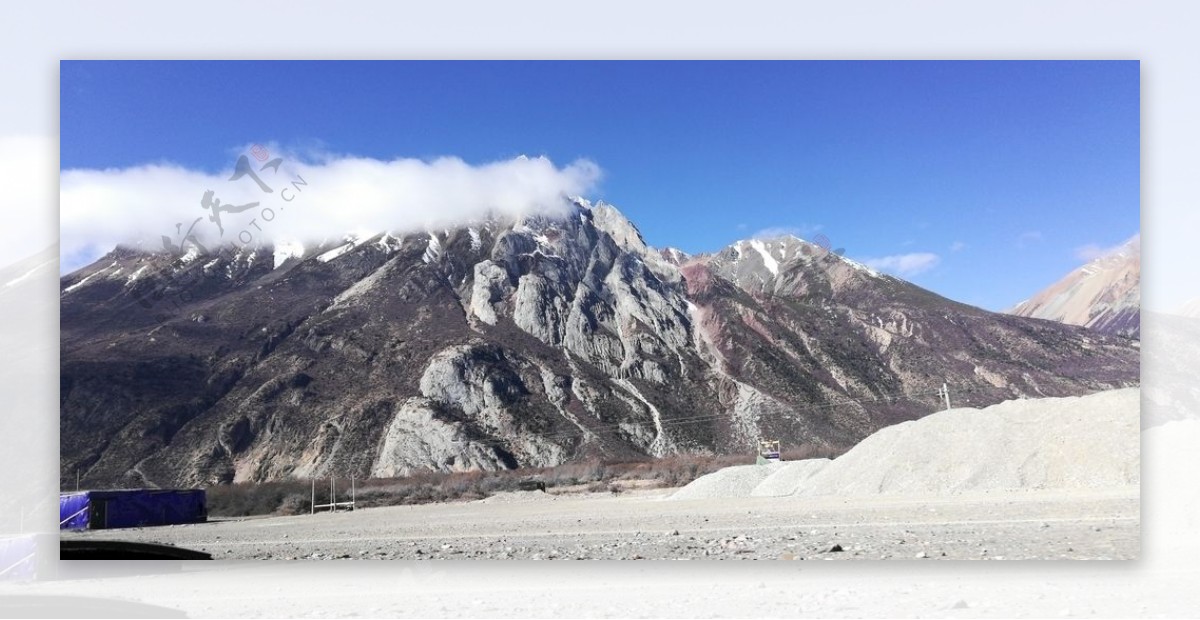 蓝天白云高山山峰风光图片