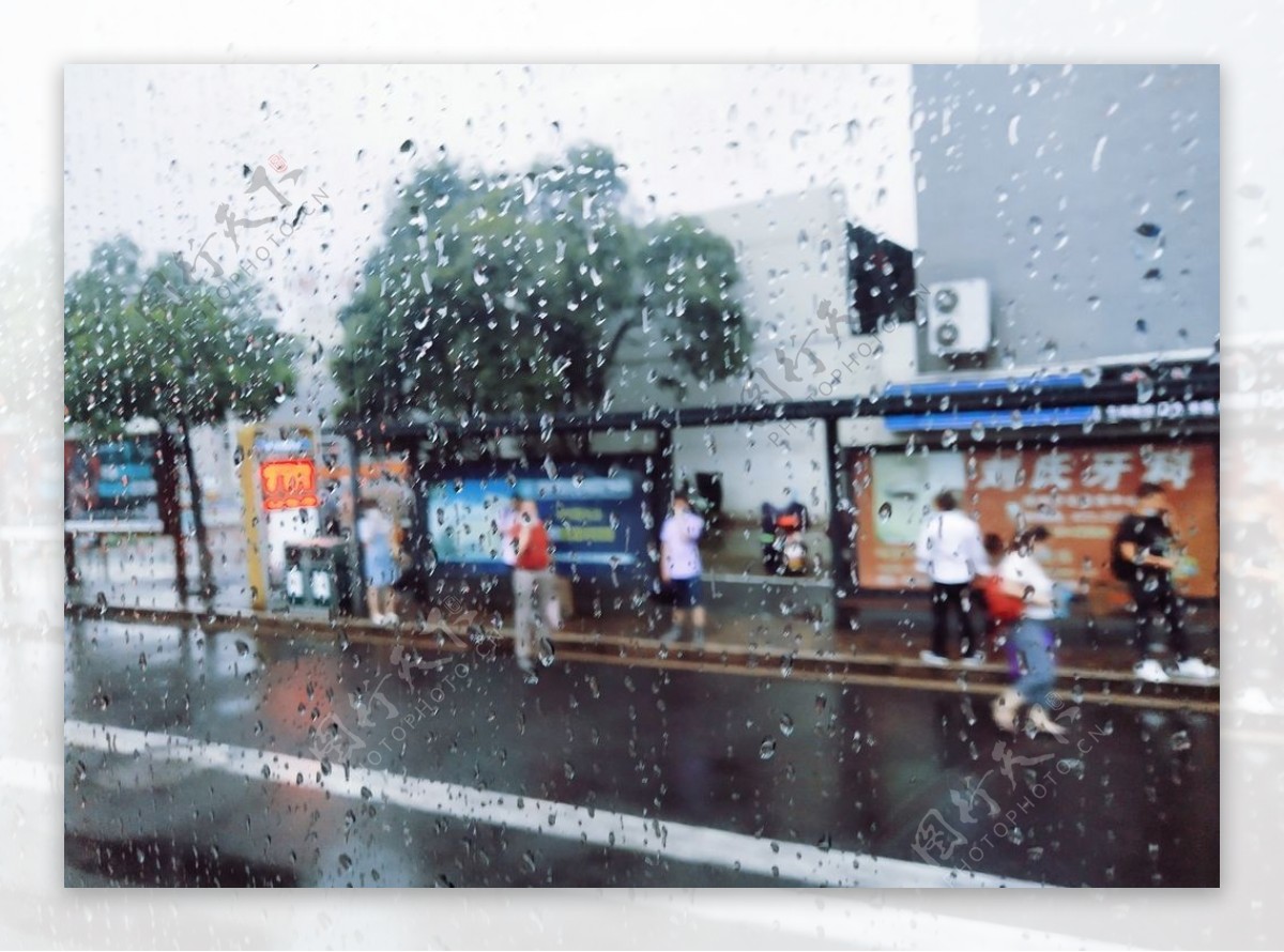雨天站台图片