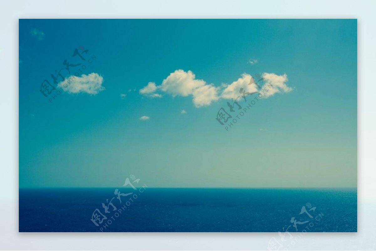 海面上的蓝天白云图片