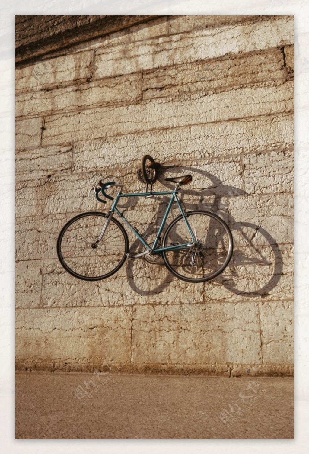 自行车墙壁街道街角背景图片
