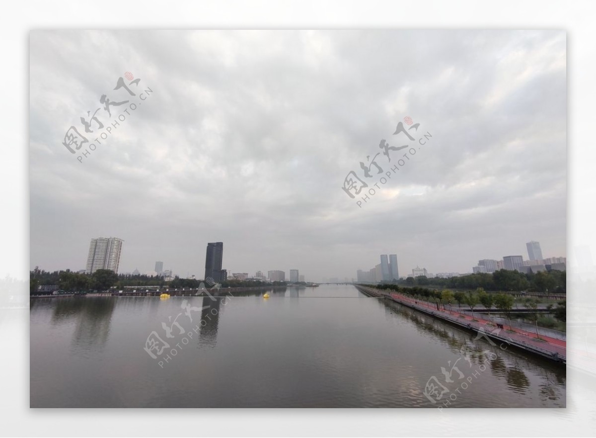 河边城市风景图图片